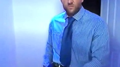 Empresario batendo punheta