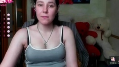 Cute amateur webcam teen girl toying pussy on webcam