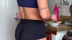 Amateur brunette double toying on webcam
