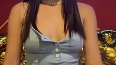 Amateur brunette double toying on webcam