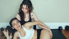 Brunette amateur webcam babe pleases pussy