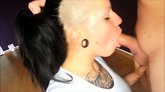 Deutsche Tattoo-schlampe Blaest Tief Bis Zum Abkotzen